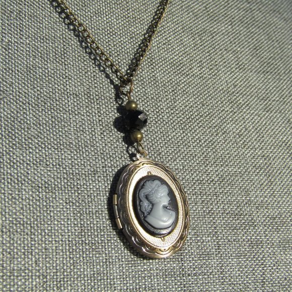 Victorian Woman Cameo Style Photo Locket Necklace Bronze Color with Black Glass - Picture 5 of 5